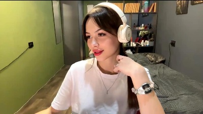 AraVanderwal live from United States