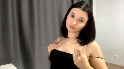 YettaStengel live from France